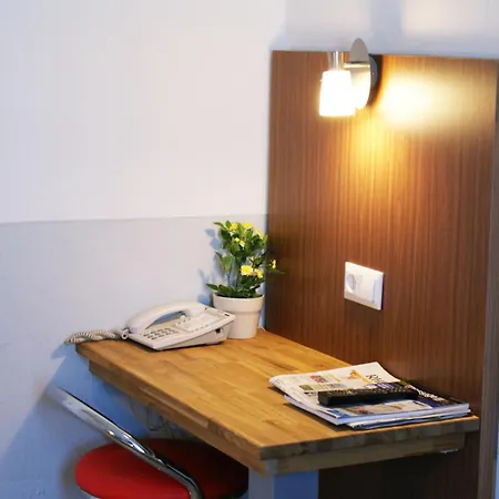 מלון Bahn-hotel 3*